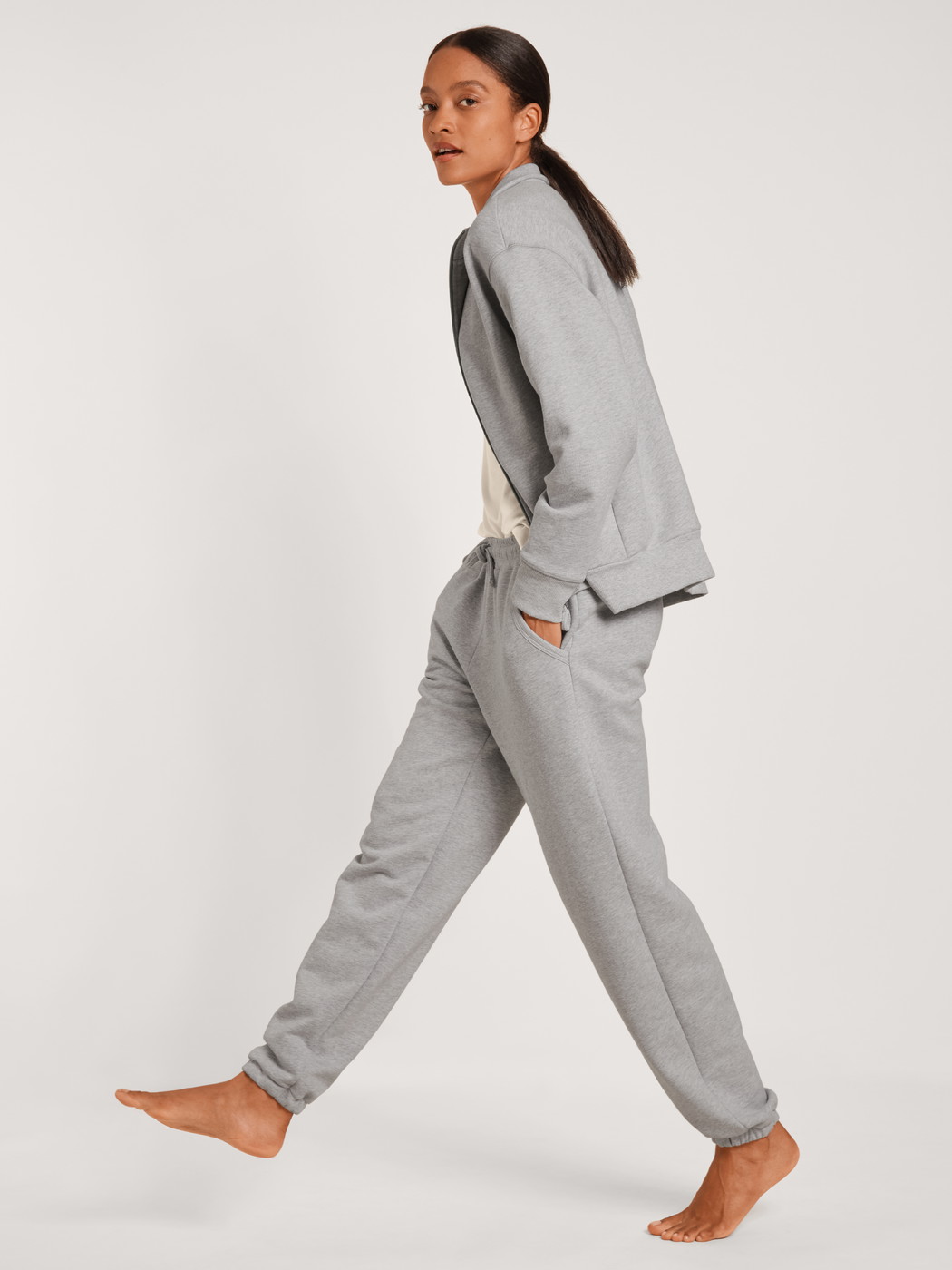 Le mannequin Femme porte le/la Pantalon de survêtement avec bas resserrés en 100% coton de couleur Gris, Unicolore, de la série Lounge & Relax de CALIDA