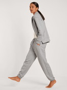 Le mannequin Femme porte le/la Pantalon de survêtement avec bas resserrés en 100% coton de couleur Gris, Unicolore, de la série Lounge & Relax de CALIDA