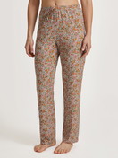 Damen-Model trägt Pants aus Modal in Orange, Floral aus Serie Favourites Special von CALIDA, Vorderansicht