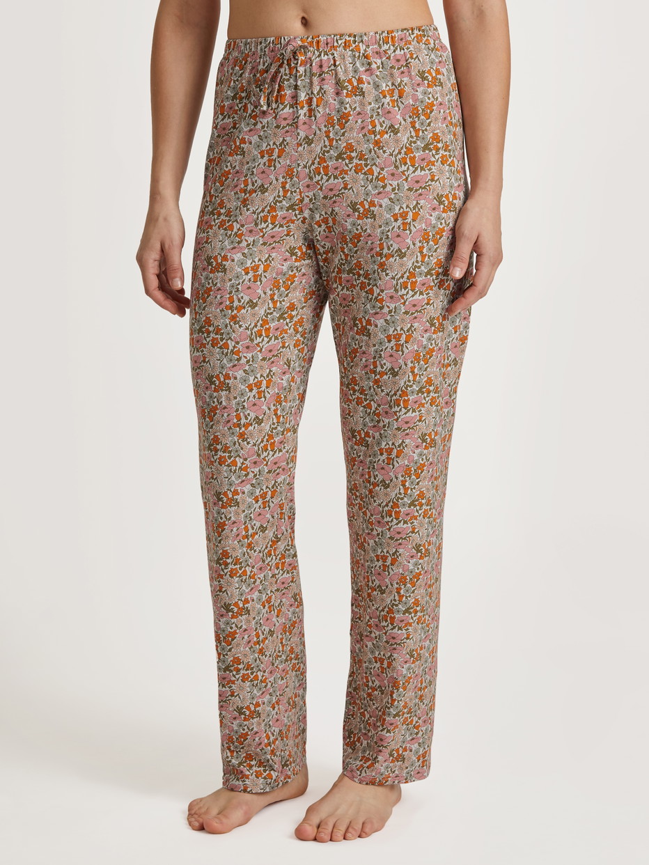 Damen-Model trägt Pants aus Modal in Orange, Floral aus Serie Favourites Special von CALIDA, Vorderansicht