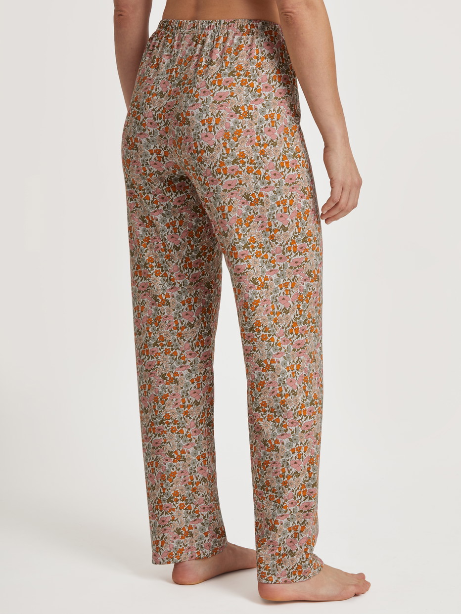 Damen-Model trägt Pants aus Modal in Orange, Floral aus Serie Favourites Special von CALIDA, Rückansicht