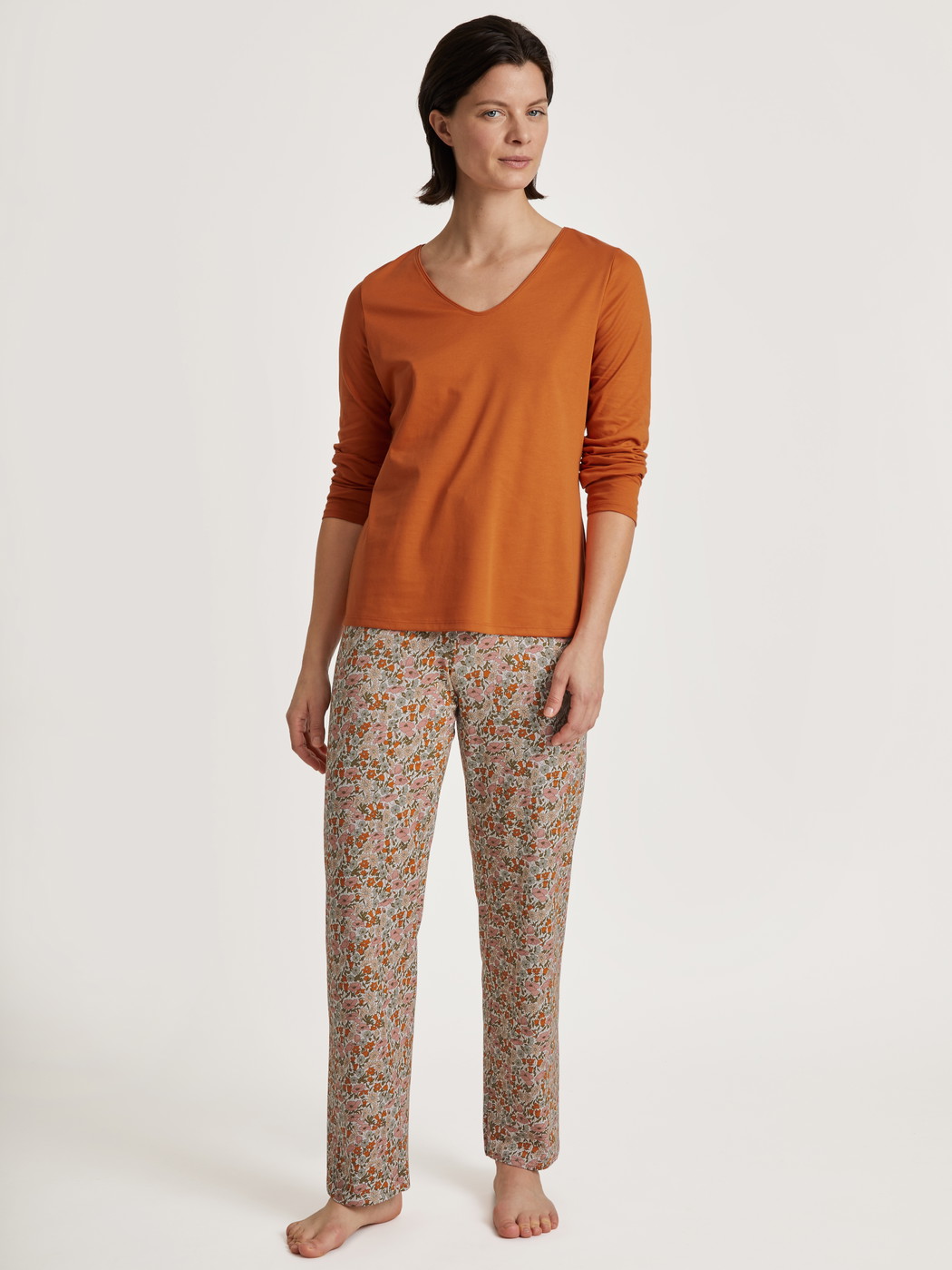 Damen-Model trägt Pants aus Modal in Orange, Floral aus Serie Favourites Special von CALIDA, Vorderansicht, Outfit