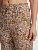 Damen-Model trägt Pants aus Modal in Orange, Floral aus Serie Favourites Special von CALIDA, Detail