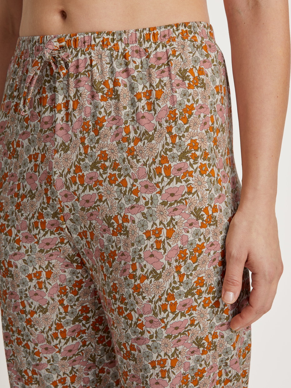 Damen-Model trägt Pants aus Modal in Orange, Floral aus Serie Favourites Special von CALIDA, Detail