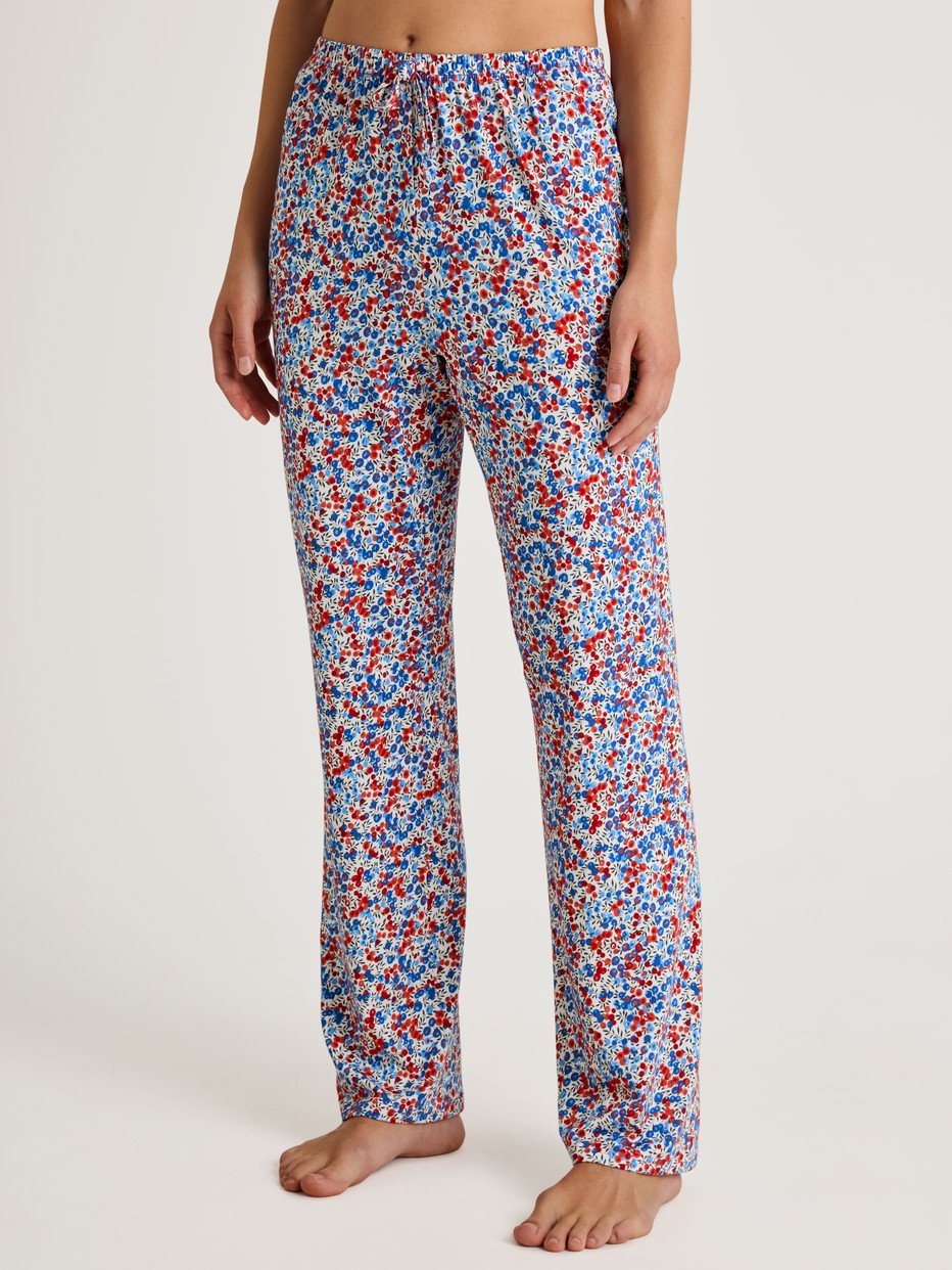 Damen-Model trägt Pants aus Baumwolle in Blau, Floral aus Serie Season Special von CALIDA, Vorderansicht