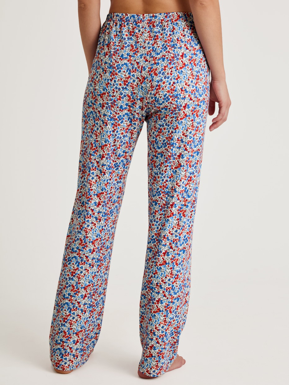 Damen-Model trägt Pants aus Baumwolle in Blau, Floral aus Serie Season Special von CALIDA, Rückansicht