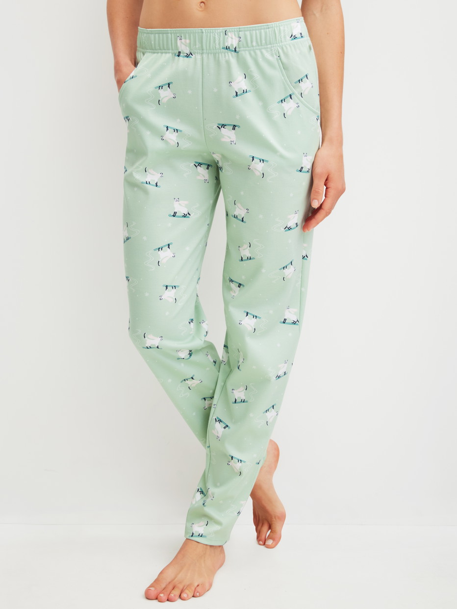 Damen-Model trägt Pyjamahose mit Seitentaschen aus 100% Baumwolle in Grün, Motiv aus Serie Favourites Cats von CALIDA, Vorderansicht