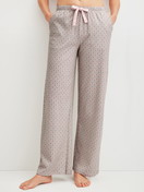 Damen-Model trägt Pyjamahose aus 100% Baumwolle in Grün, Gemustert aus Serie Favourites Arts von CALIDA, Vorderansicht