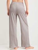 Damen-Model trägt Pyjamahose aus 100% Baumwolle in Grün, Gemustert aus Serie Favourites Arts von CALIDA, Rückansicht