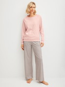 Damen-Model trägt Pyjamahose aus 100% Baumwolle in Grün, Gemustert aus Serie Favourites Arts von CALIDA, Outfit