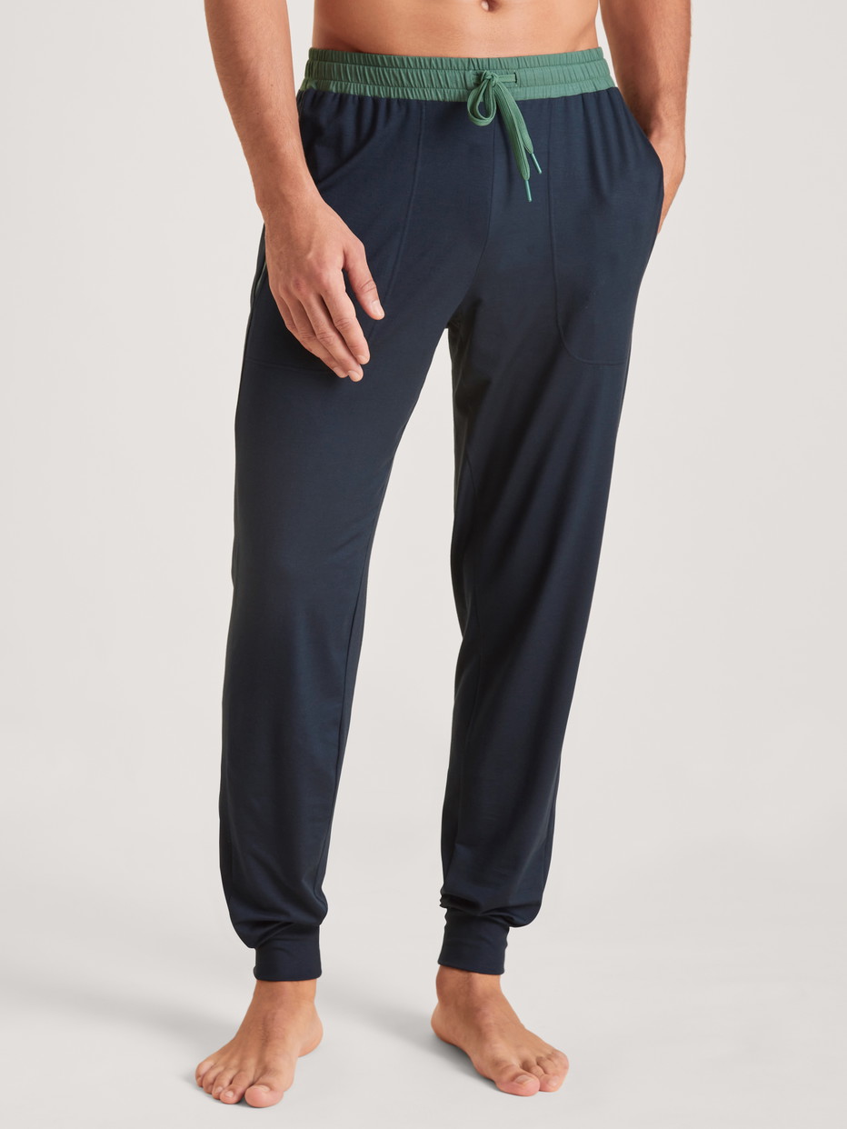 Le mannequin Homme porte le/la Bas de pyjama avec poignets en Modal de couleur Bleu, Unicolore, de la série DSW Balancing de CALIDA, Vue de face