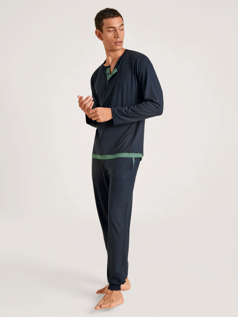Le mannequin Homme porte le/la Bas de pyjama avec poignets en Modal de couleur Bleu, Unicolore, de la série DSW Balancing de CALIDA, Tenue