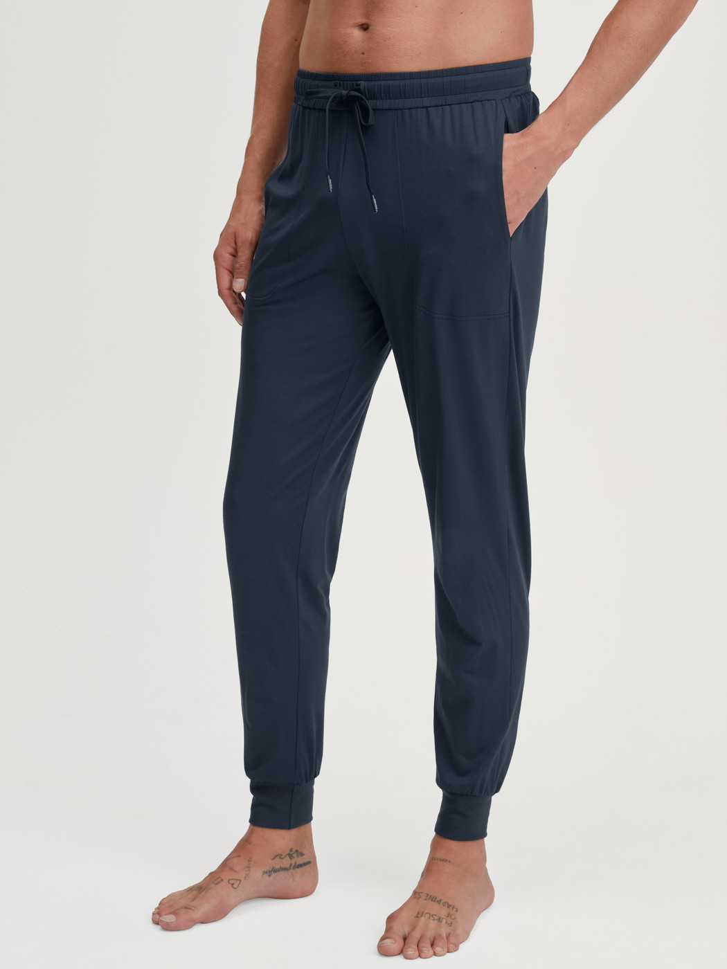 La modella / Il modello Uomo indossa Pantaloni pigiama con polsini in Modal di colore Blu, Tinta unita, della serie DSW Balancing di CALIDA, Vista frontale