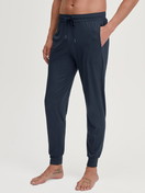 La modella / Il modello Uomo indossa Pantaloni pigiama con polsini in Modal di colore Blu, Tinta unita, della serie DSW Balancing di CALIDA, Vista frontale