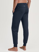 La modella / Il modello Uomo indossa Pantaloni pigiama con polsini in Modal di colore Blu, Tinta unita, della serie DSW Balancing di CALIDA, Vista posteriore