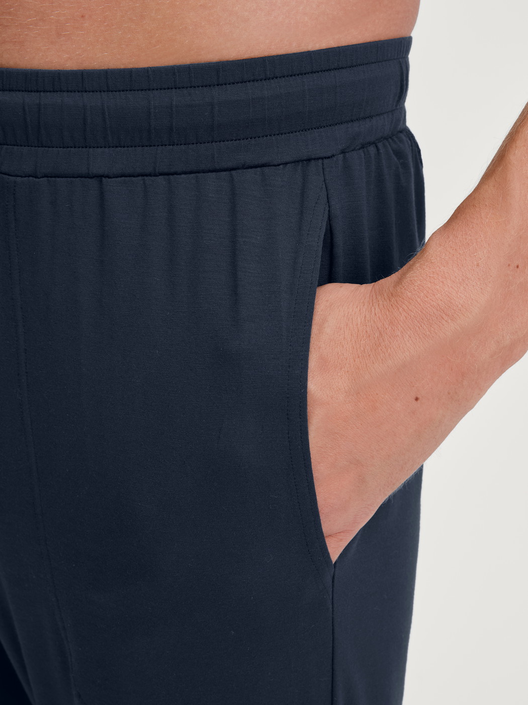 La modella / Il modello Uomo indossa Pantaloni pigiama con polsini in Modal di colore Blu, Tinta unita, della serie DSW Balancing di CALIDA, Dettaglio