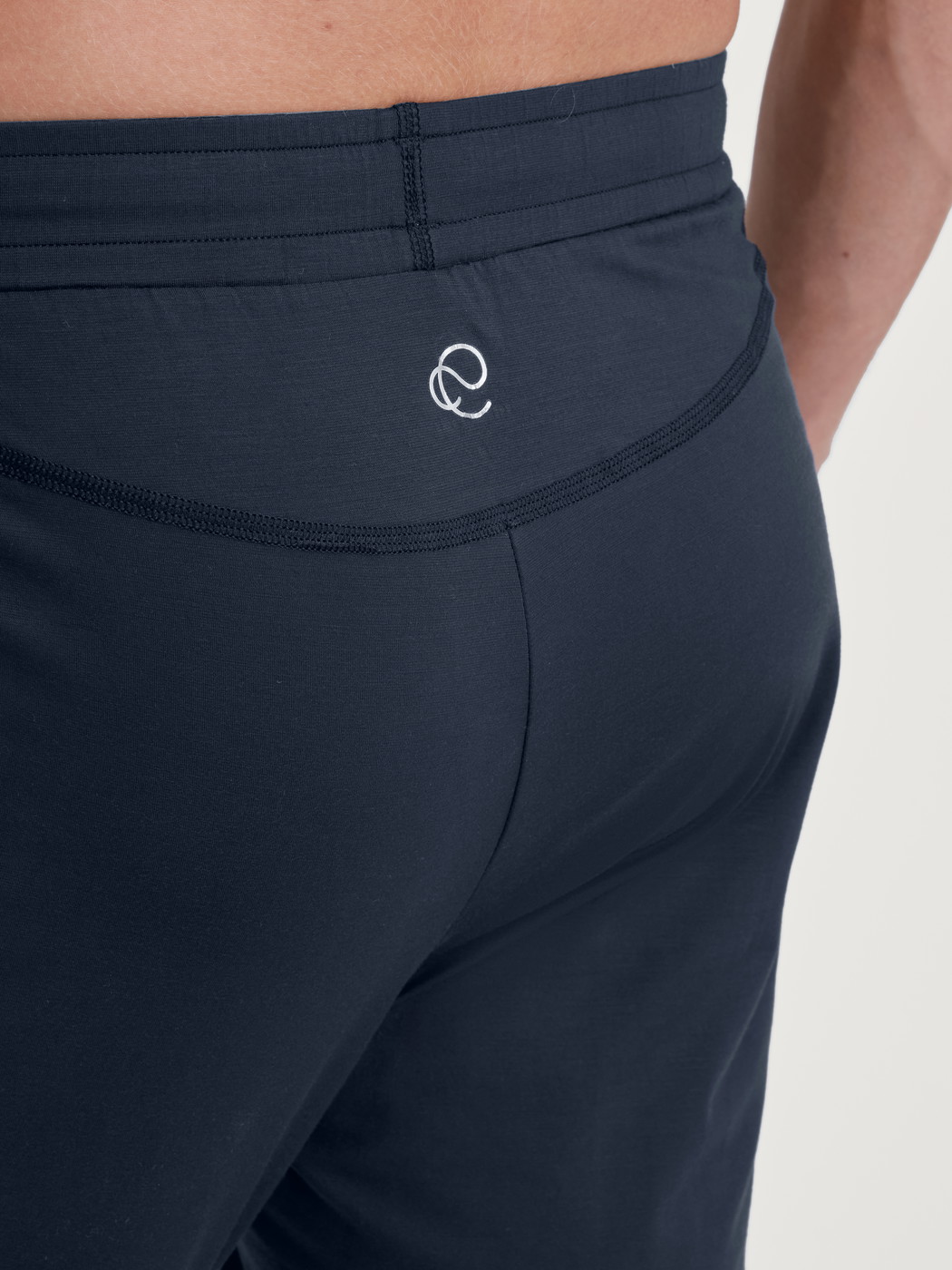 La modella / Il modello Uomo indossa Pantaloni pigiama con polsini in Modal di colore Blu, Tinta unita, della serie DSW Balancing di CALIDA, Dettaglio