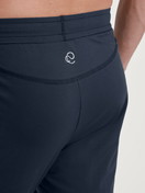 La modella / Il modello Uomo indossa Pantaloni pigiama con polsini in Modal di colore Blu, Tinta unita, della serie DSW Balancing di CALIDA, Dettaglio