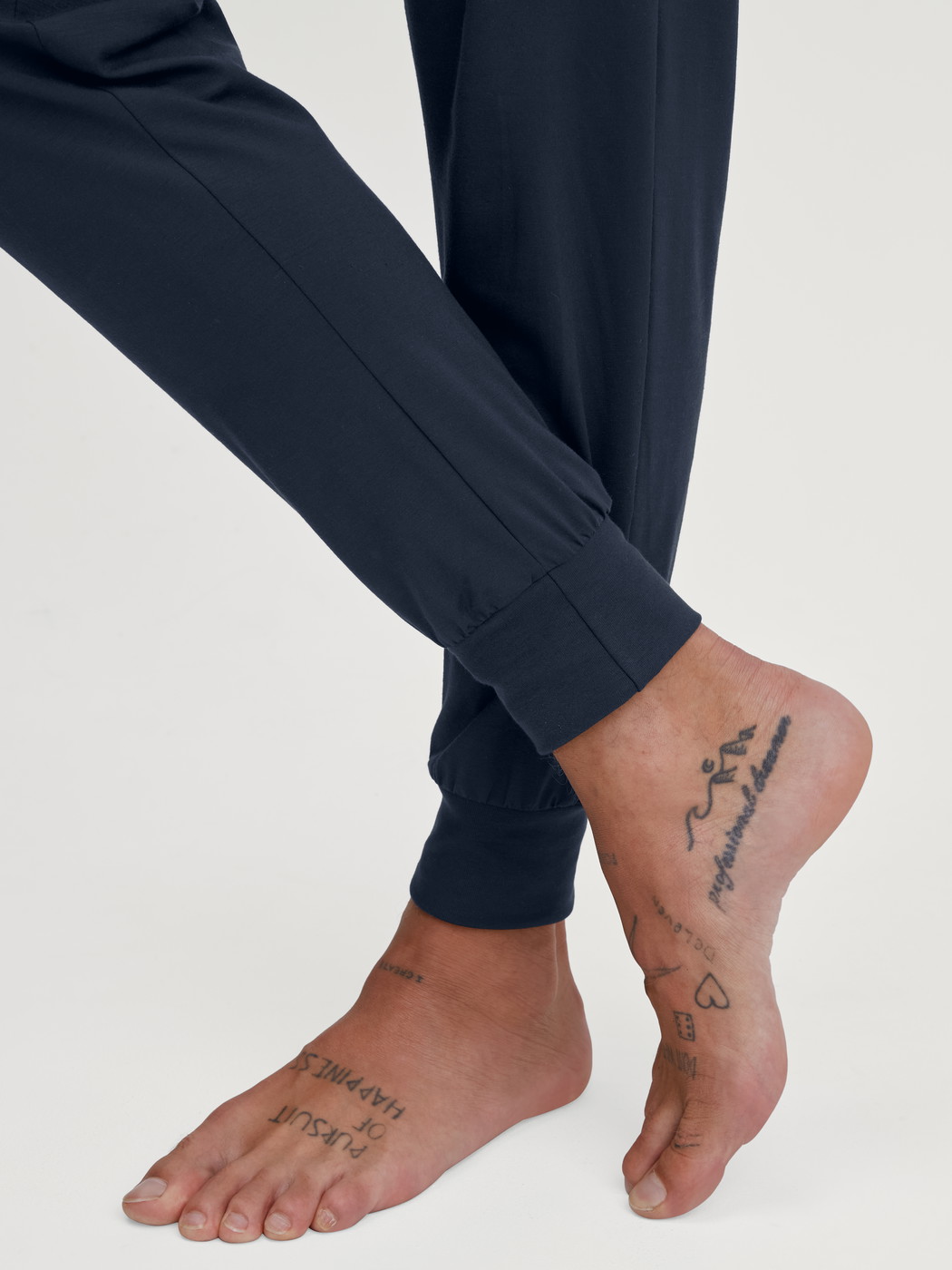La modella / Il modello Uomo indossa Pantaloni pigiama con polsini in Modal di colore Blu, Tinta unita, della serie DSW Balancing di CALIDA, Dettaglio
