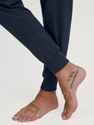 La modella / Il modello Uomo indossa Pantaloni pigiama con polsini in Modal di colore Blu, Tinta unita, della serie DSW Balancing di CALIDA, Dettaglio