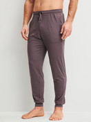 Herren-Model trägt Pyjamahose mit Bündchen aus Modal in Braun, Einfarbig aus Serie DSW Balancing von CALIDA, Vorderansicht