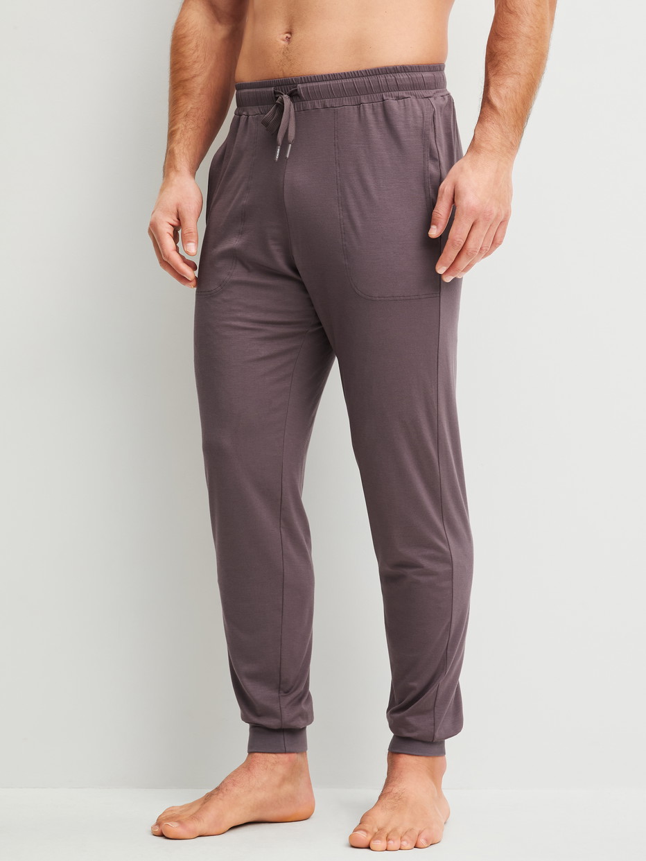 Herren-Model trägt Pyjamahose mit Bündchen aus Modal in Braun, Einfarbig aus Serie DSW Balancing von CALIDA, Vorderansicht