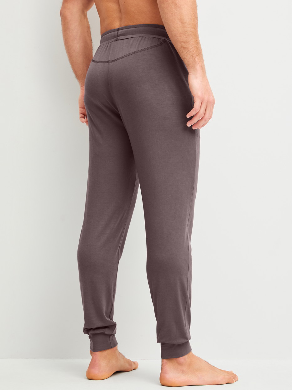 Herren-Model trägt Pyjamahose mit Bündchen aus Modal in Braun, Einfarbig aus Serie DSW Balancing von CALIDA, Rückansicht