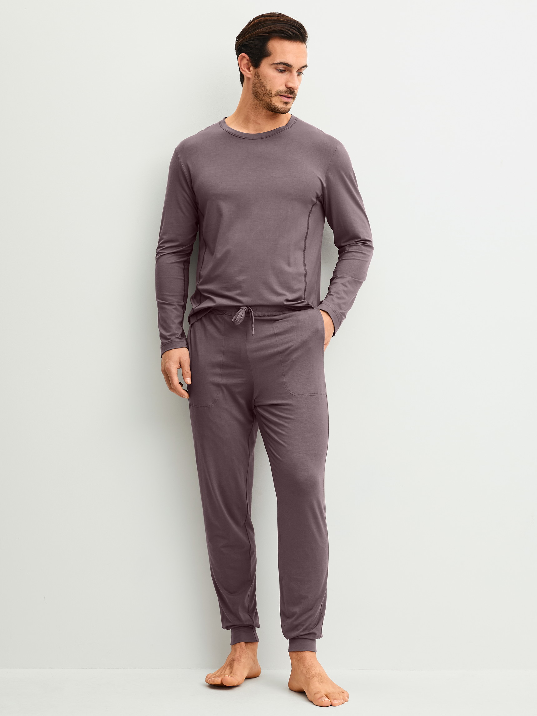 Herren-Model trägt Pyjamahose mit Bündchen aus Modal in Braun, Einfarbig aus Serie DSW Balancing von CALIDA, Outfit