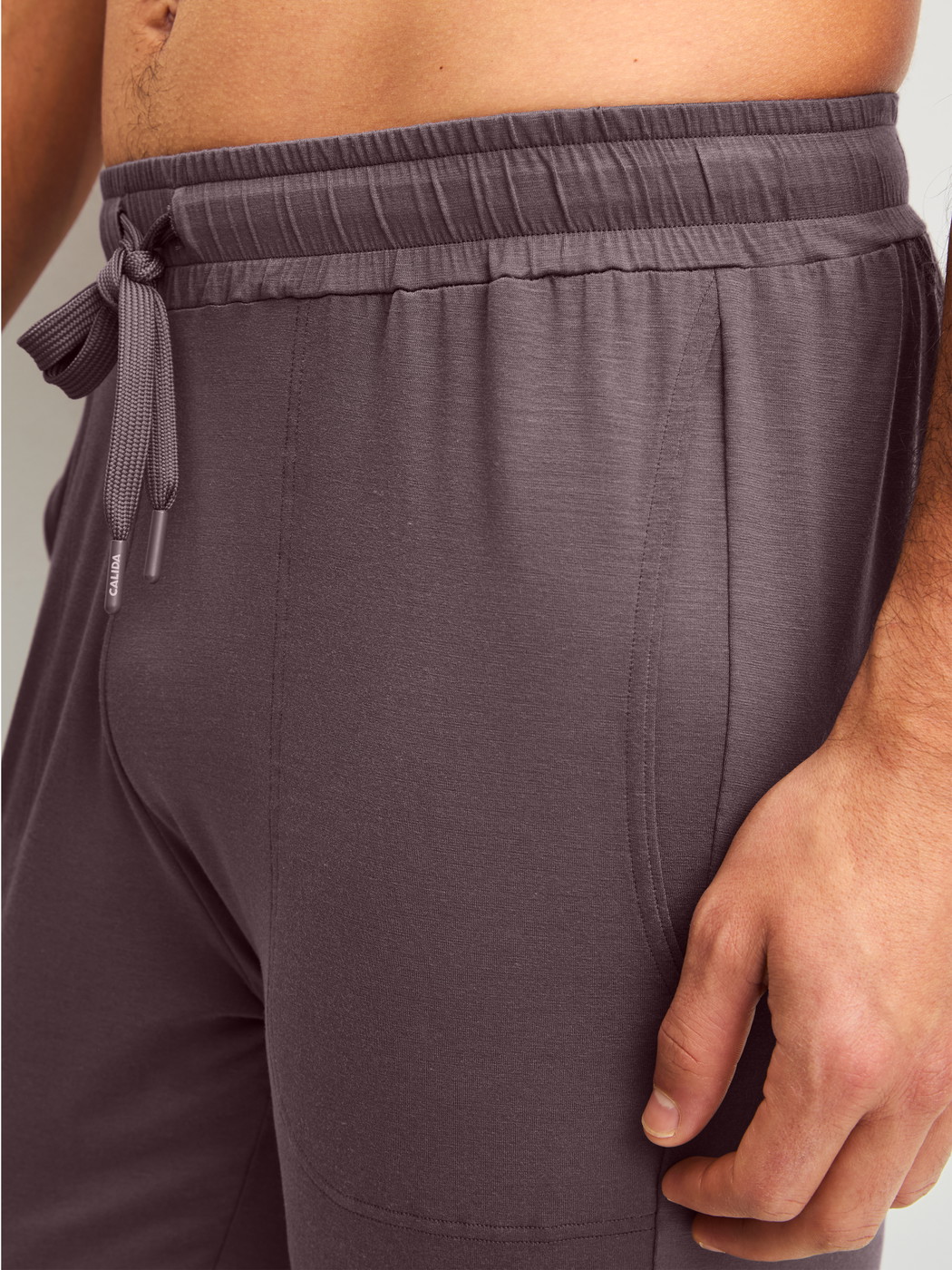 Herren-Model trägt Pyjamahose mit Bündchen aus Modal in Braun, Einfarbig aus Serie DSW Balancing von CALIDA, Detail