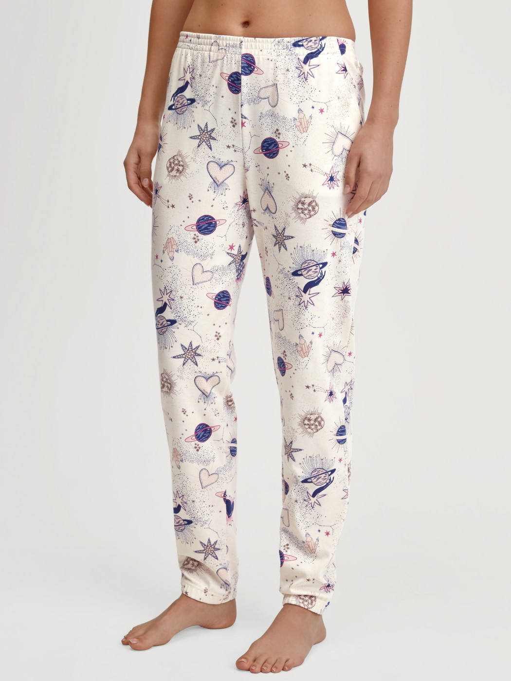 Damen-Model trägt Pyjamahose mit Bündchen aus 100% Baumwolle in Beige, Gemustert aus Serie Favourites Universe von CALIDA, Vorderansicht