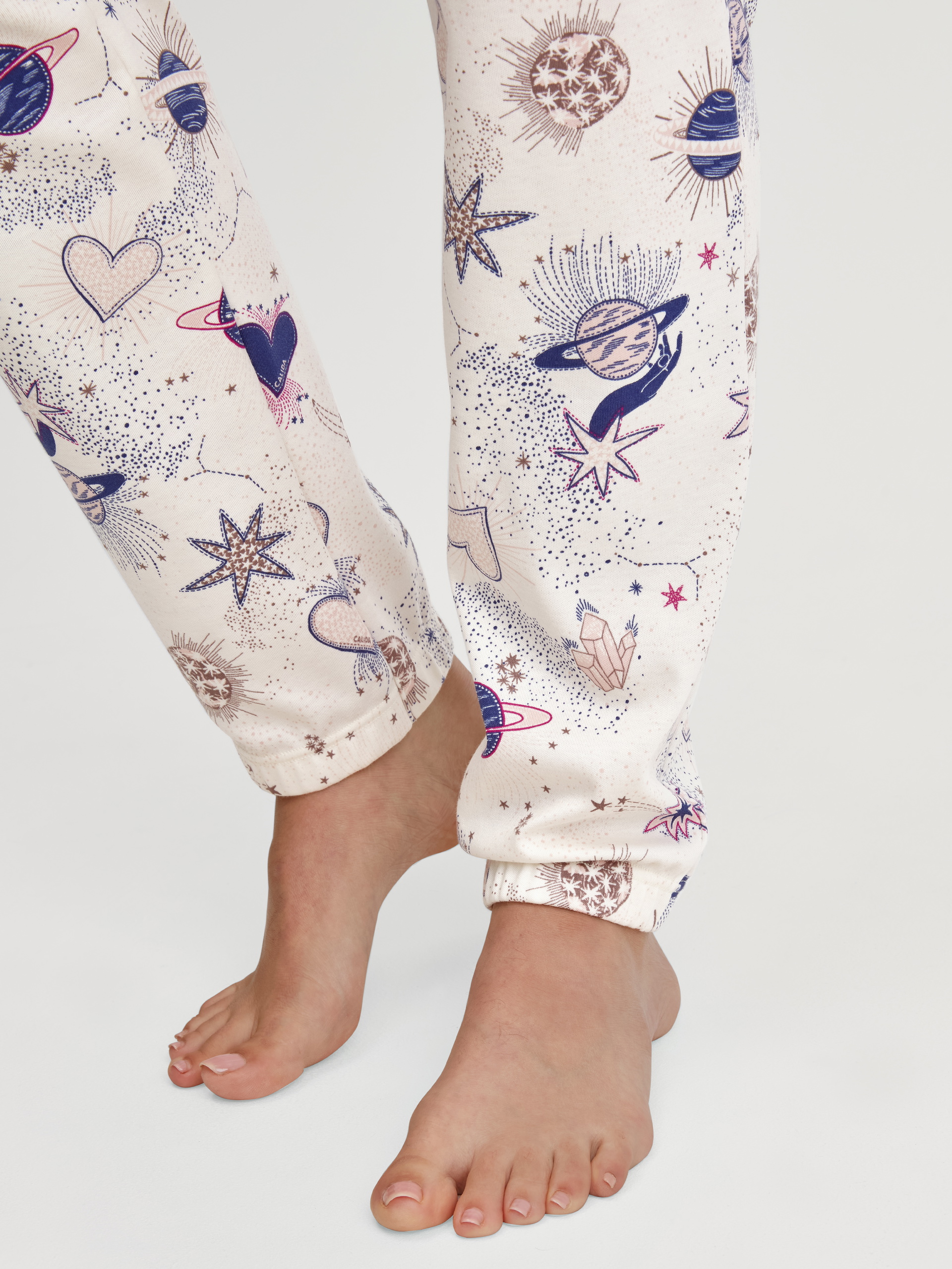Women model is wearing Pyjama bottom with cuffs made of 100% Cotton in Beige, Patterned from the Favourites Universe series by CALIDA, Detail