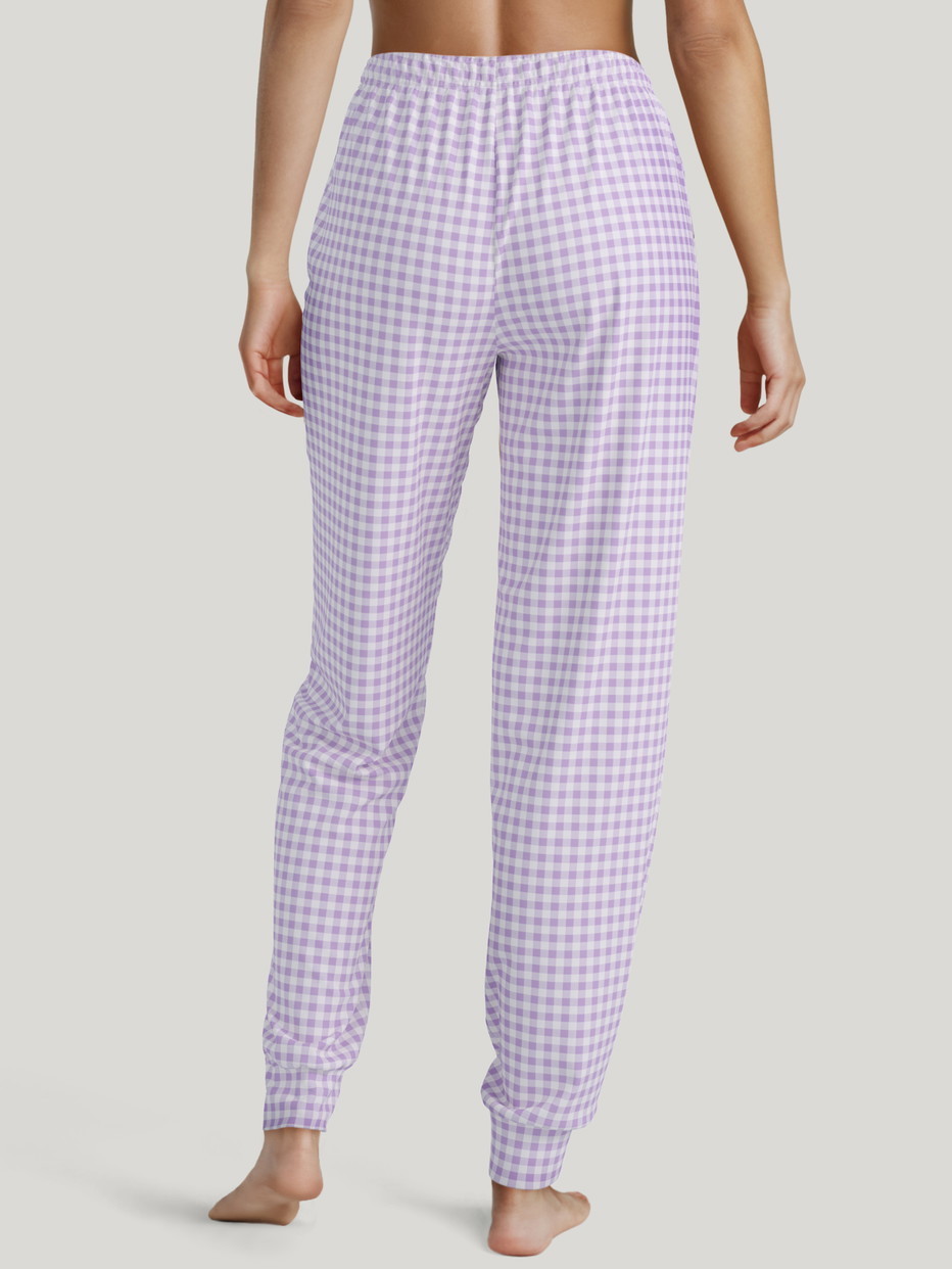 Damen-Model trägt Pyjamahose mit Bündchen aus 100% Baumwolle in Violett, Kariert aus Serie Favourites Xtra von CALIDA, Rückansicht, KI-generiertes Bild