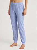 Damen-Model trägt Pyjamahose mit Bündchen aus Baumwolle in Blau, Gemustert aus Serie Favourites Marine von CALIDA, Vorderansicht