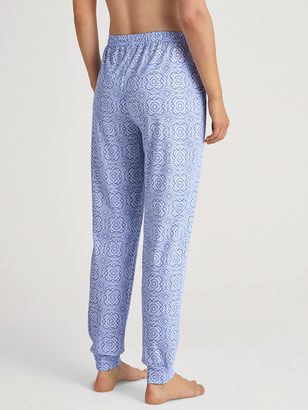 Damen-Model trägt Pyjamahose mit Bündchen aus Baumwolle in Blau, Gemustert aus Serie Favourites Marine von CALIDA, Rückansicht