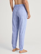 Damen-Model trägt Pyjamahose mit Bündchen aus Baumwolle in Blau, Gemustert aus Serie Favourites Marine von CALIDA, Rückansicht