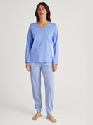 Damen-Model trägt Pyjamahose mit Bündchen aus Baumwolle in Blau, Gemustert aus Serie Favourites Marine von CALIDA, Outfit