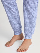 Damen-Model trägt Pyjamahose mit Bündchen aus Baumwolle in Blau, Gemustert aus Serie Favourites Marine von CALIDA, Detail