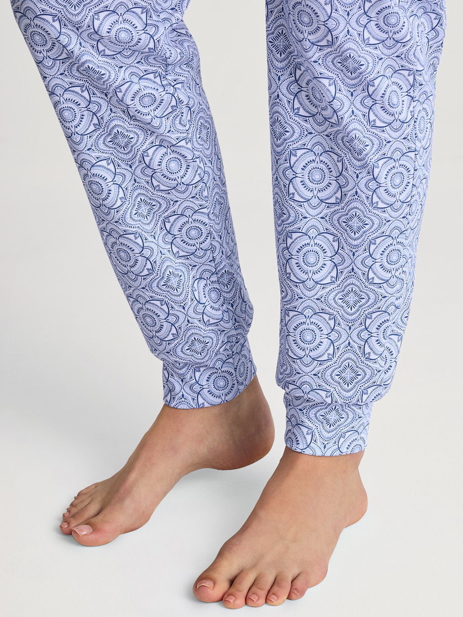 Damen-Model trägt Pyjamahose mit Bündchen aus Baumwolle in Blau, Gemustert aus Serie Favourites Marine von CALIDA, Detail