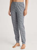 Damen-Model trägt Pyjamahose mit Bündchen aus 100% Baumwolle in Blau, Floral aus Serie Favourites Joy II von CALIDA, Vorderansicht