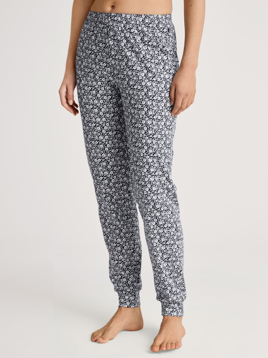 Damen-Model trägt Pyjamahose mit Bündchen aus 100% Baumwolle in Blau, Floral aus Serie Favourites Joy II von CALIDA, Vorderansicht