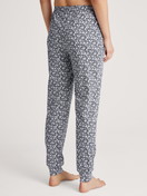 Damen-Model trägt Pyjamahose mit Bündchen aus 100% Baumwolle in Blau, Floral aus Serie Favourites Joy II von CALIDA, Rückansicht