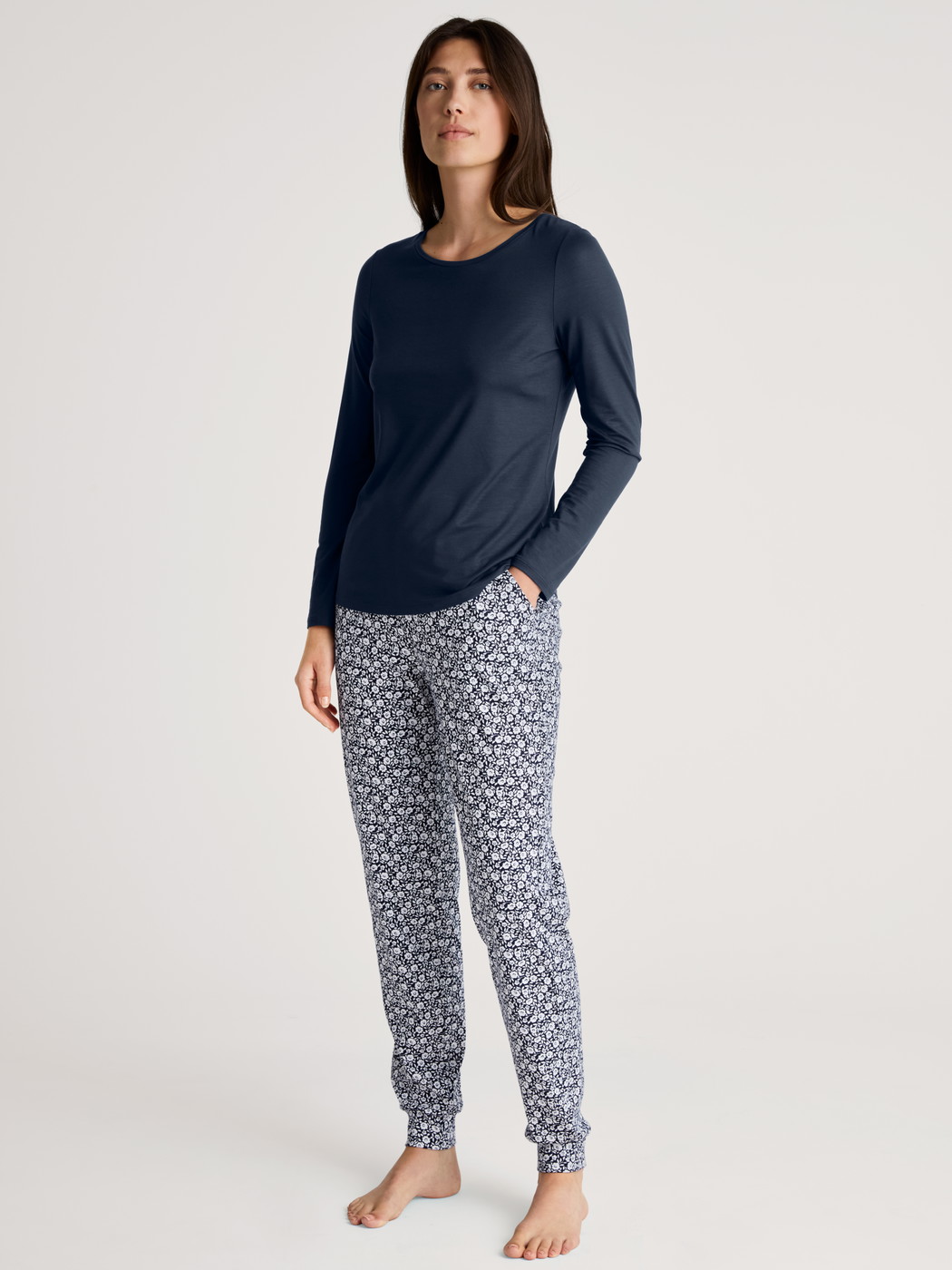 Damen-Model trägt Pyjamahose mit Bündchen aus 100% Baumwolle in Blau, Floral aus Serie Favourites Joy II von CALIDA, Outfit