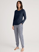 Damen-Model trägt Pyjamahose mit Bündchen aus 100% Baumwolle in Blau, Floral aus Serie Favourites Joy II von CALIDA, Outfit