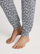 Damen-Model trägt Pyjamahose mit Bündchen aus 100% Baumwolle in Blau, Floral aus Serie Favourites Joy II von CALIDA, Detail