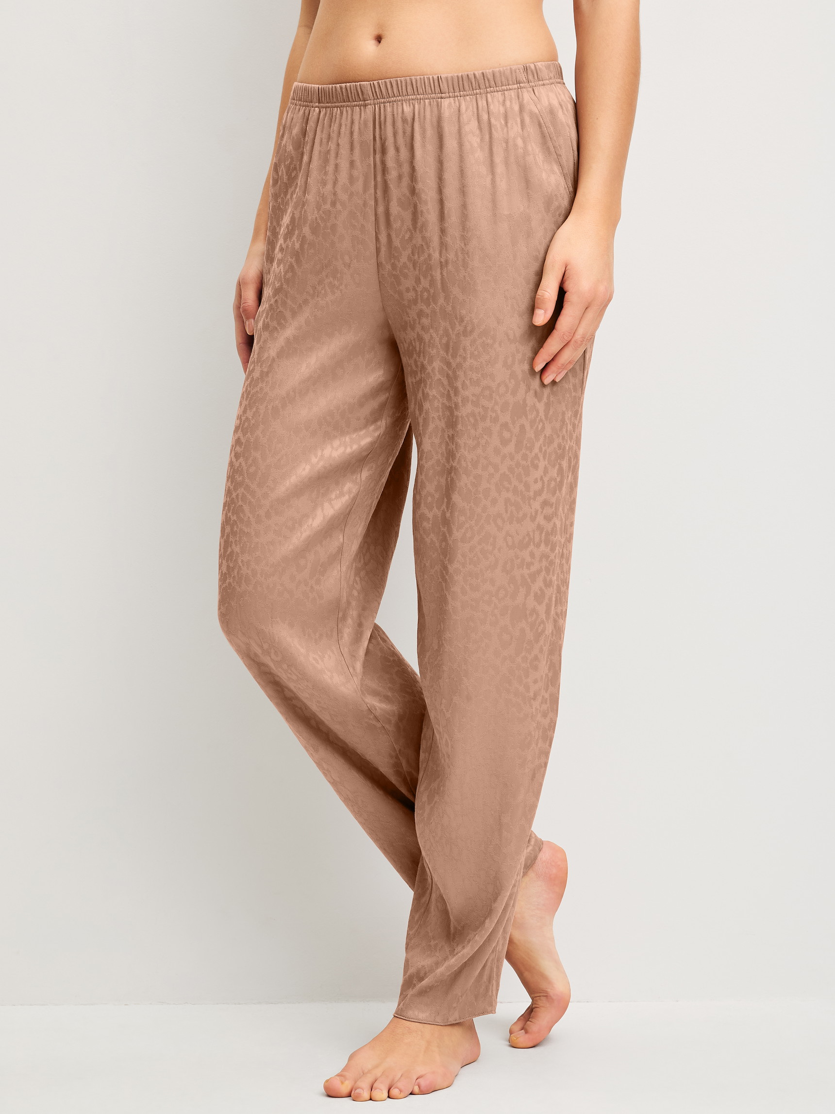 Women model is wearing Pyjama trousers with side pockets made of Viscose in Brown, Patterned from the Glimmer M&M series by CALIDA, Front view