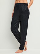 Damen-Model trägt Pyjamahose mit Seitentaschen aus Viskose in Schwarz, Gemustert aus Serie Glimmer M&M von CALIDA, Vorderansicht
