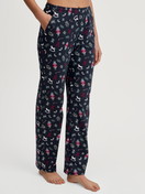 Damen-Model trägt Pyjamahose mit Seitentaschen aus 100% Baumwolle in Blau, Gemustert aus Serie Favourites Holidays von CALIDA, Vorderansicht