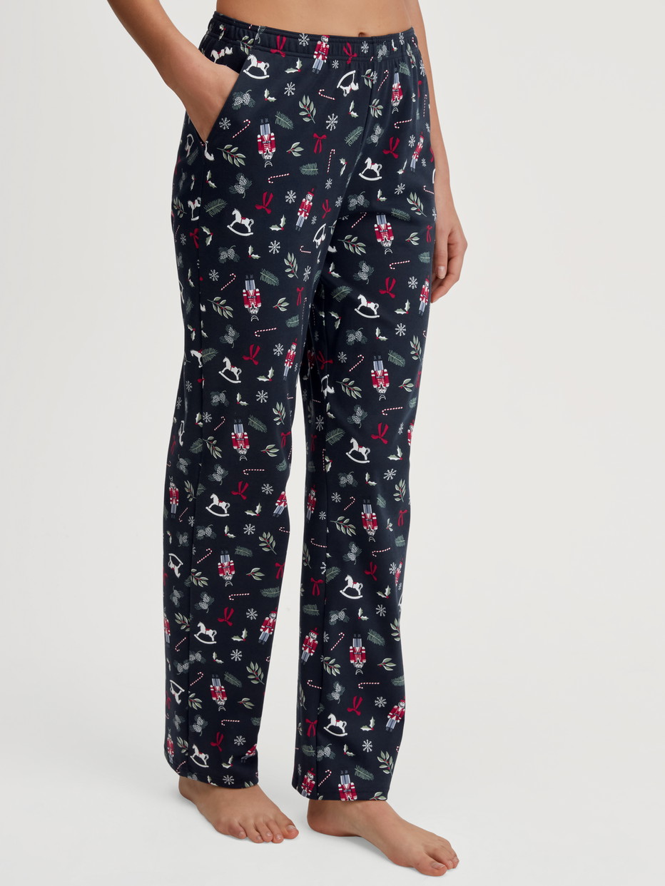 Damen-Model trägt Pyjamahose mit Seitentaschen aus 100% Baumwolle in Blau, Gemustert aus Serie Favourites Holidays von CALIDA, Vorderansicht