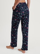 Damen-Model trägt Pyjamahose mit Seitentaschen aus 100% Baumwolle in Blau, Gemustert aus Serie Favourites Holidays von CALIDA, Rückansicht