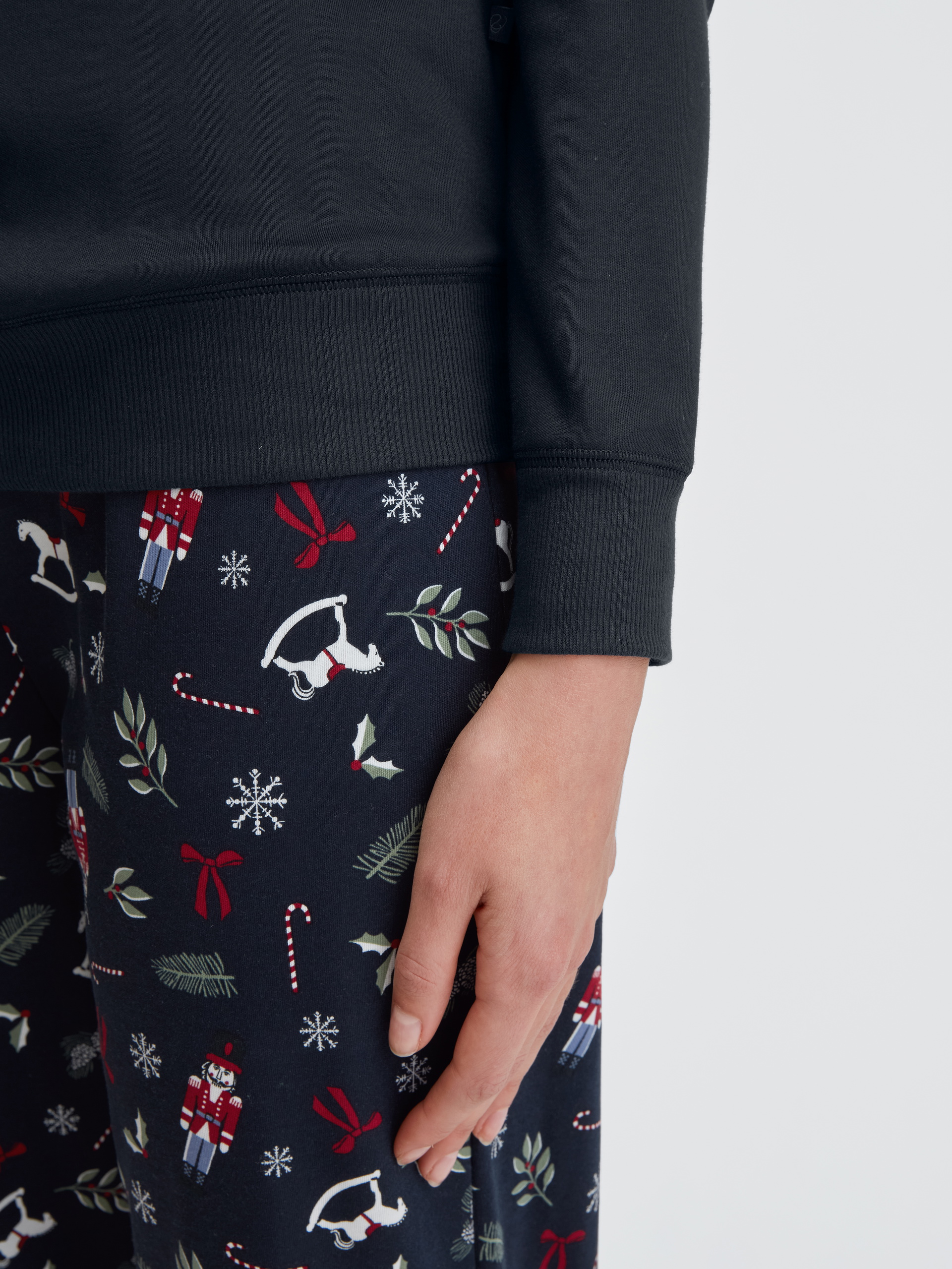 Women model is wearing Pyjama Bottoms with Side Pockets made of 100% Cotton in Blue, Patterned from the Favourites Holidays series by CALIDA, Detail